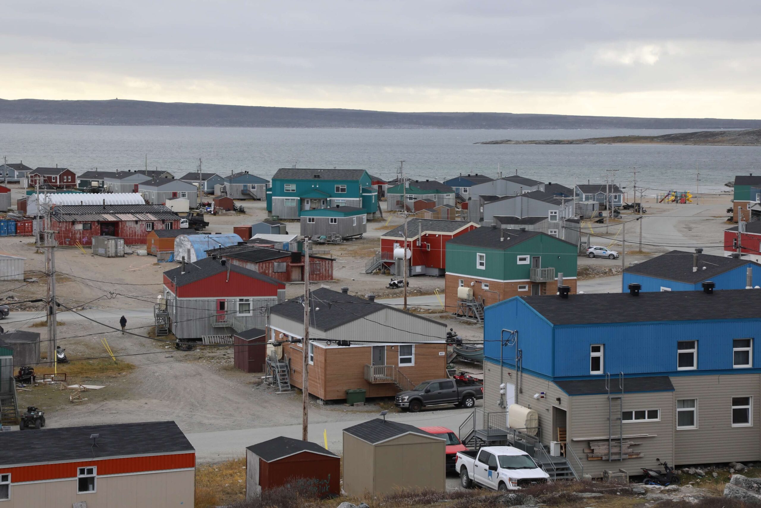 View of community homes in Inukjuak, Nunavik. (Photo by Lina Forero)